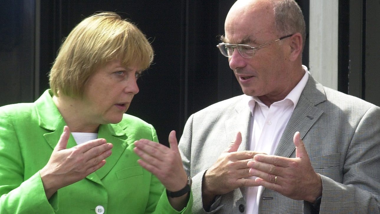 Brandenburg, Potsdam: Die CDU-Vorsitzende Angela Merkel spricht beim Sommerfest der Potsdamer CDU mit Brandenburgs Innenminister Jörg Schönbohm.