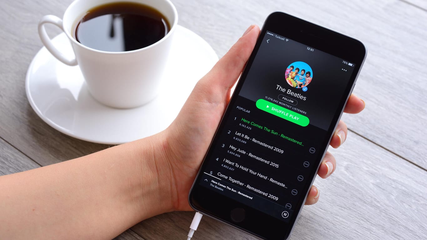 Spotify: Das Unternehmen wehrt sich gegen Missbrauch seines kostenlosen Streaming-Dienstes.