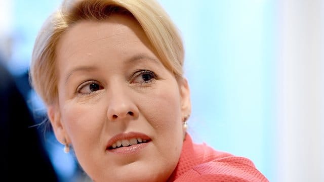 Giffey weist ein bewusstes Plagiat zurück: "Ich habe diese Arbeit nach bestem Wissen und Gewissen verfasst", sagt sie. Giffey weist ein bewusstes Plagiat zurück: "Ich habe diese Arbeit nach bestem Wissen und Gewissen verfasst", sagt sie.