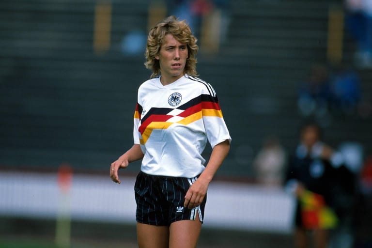 8. Februar: Die langjährige Nationalspielerin Heidi Mohr erliegt mit nur 51 Jahren ihrer Krebs-Erkrankung. Mohr war Europameisterin, Vize-Weltmeisterin und Europas Fußballerin des Jahrhunderts.