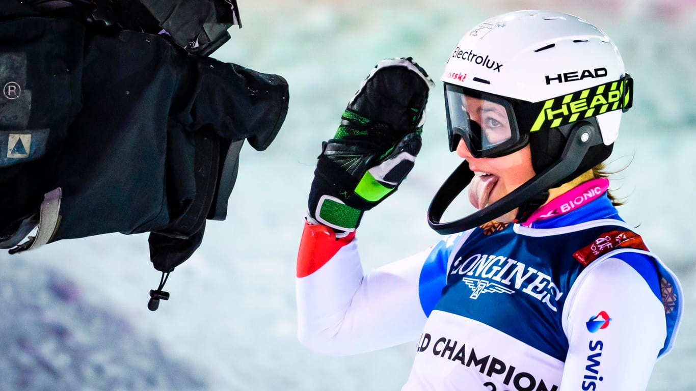 Erneut Weltmeisterin: Die Schweizerin Wendy Holdener grüßt nach dem Gewinn des Kombinationstitels mit mit herausgestreckter Zunge in eine Fernsehkamera.