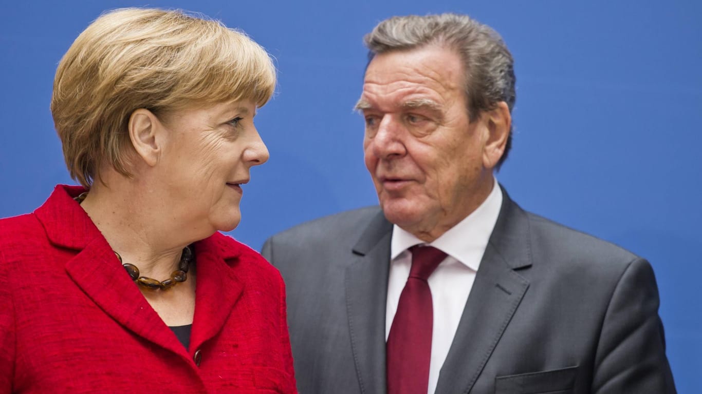 Angela Merkel (CDU) und Gerhard Schröder (SPD): Beide haben jeweils eine Entscheidung getroffen, die ihre Parteien jetzt noch umtreibt.