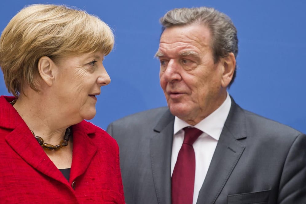 Angela Merkel (CDU) und Gerhard Schröder (SPD): Beide haben jeweils eine Entscheidung getroffen, die ihre Parteien jetzt noch umtreibt.
