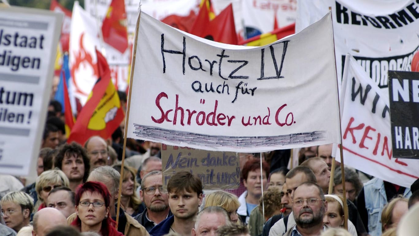 Demonstrantionen gegen die Hartz-Reformen in Berlin 2004: Schröders Reform hat den Ruf der SPD als Kümmererpartei beschädigt.