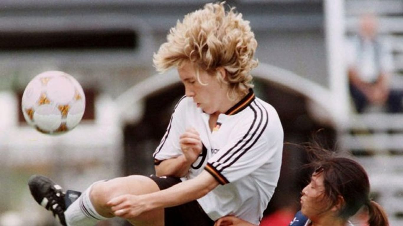 Heidi Mohr galt als Vorreiterin des Frauenfußballs: 1996 im Zweikampf mit der Japanerin Maki Haneta beim olympischen Fußballturnier.