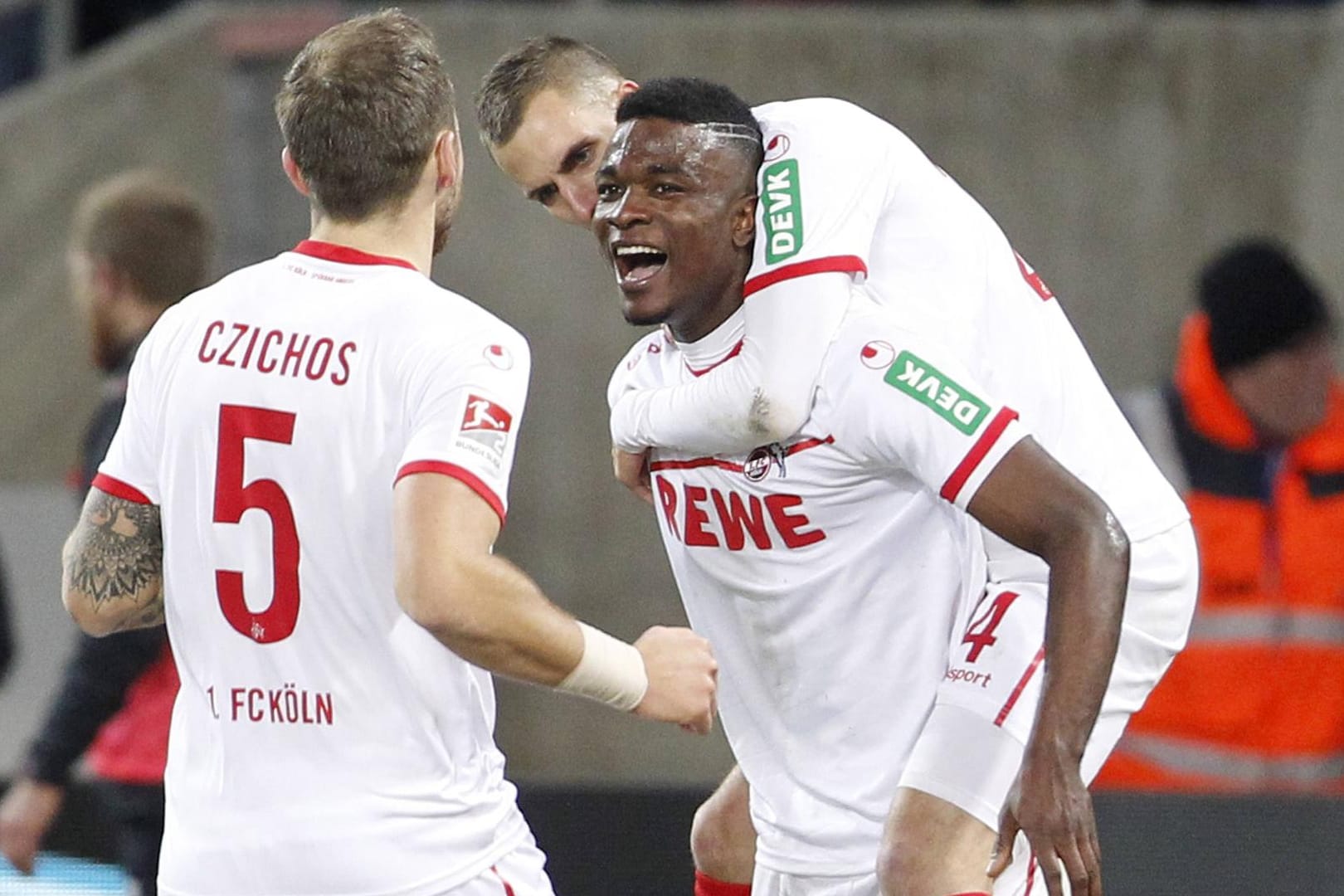 Brachte den 1. FC Köln mit seinem Dreierpack auf die Siegerstraße: der Kolumbianer Jhon Cordoba (M.).