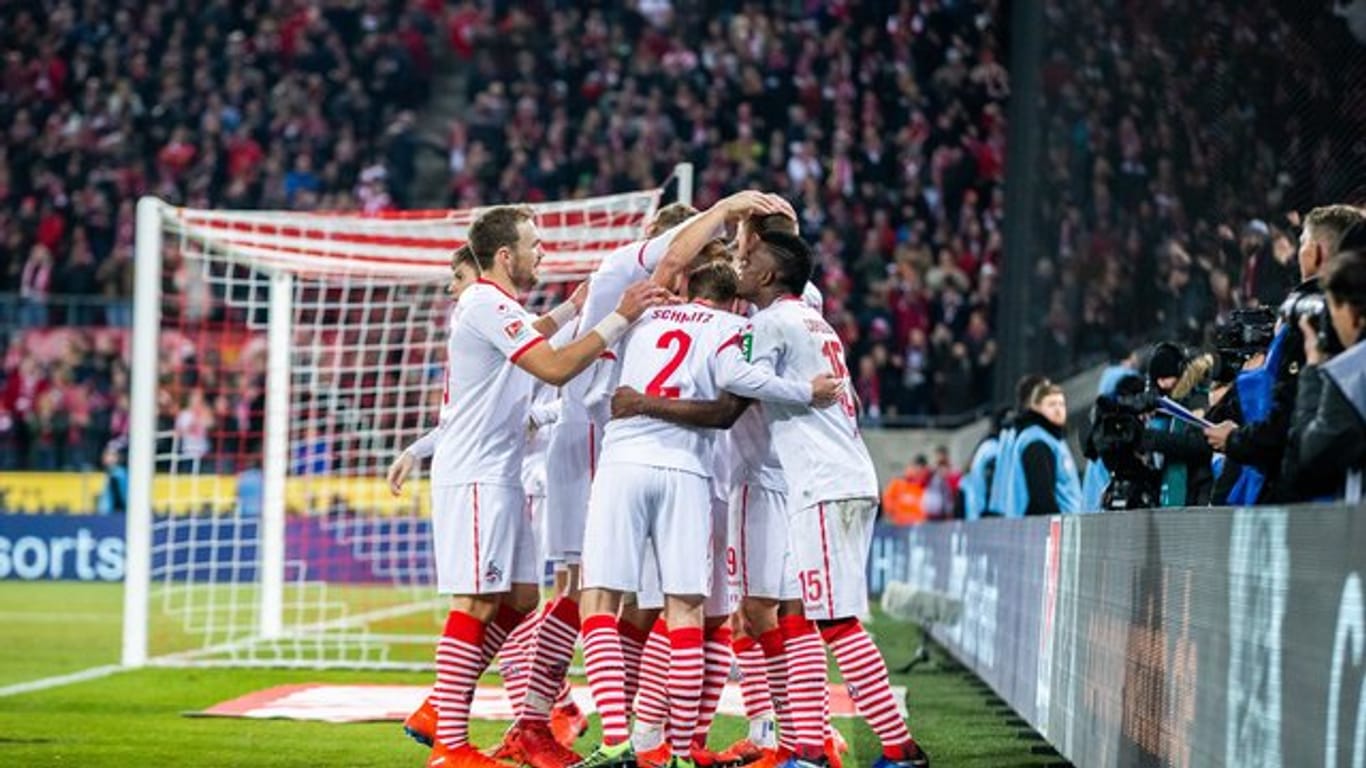 Kölns Spieler freuen sich nach dem 4:1 über den FC St.