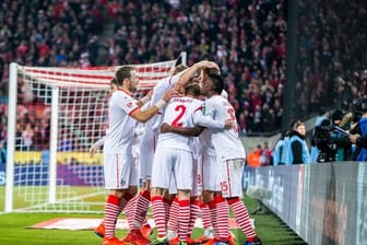 Kölns Spieler freuen sich nach dem 4:1 über den FC St.