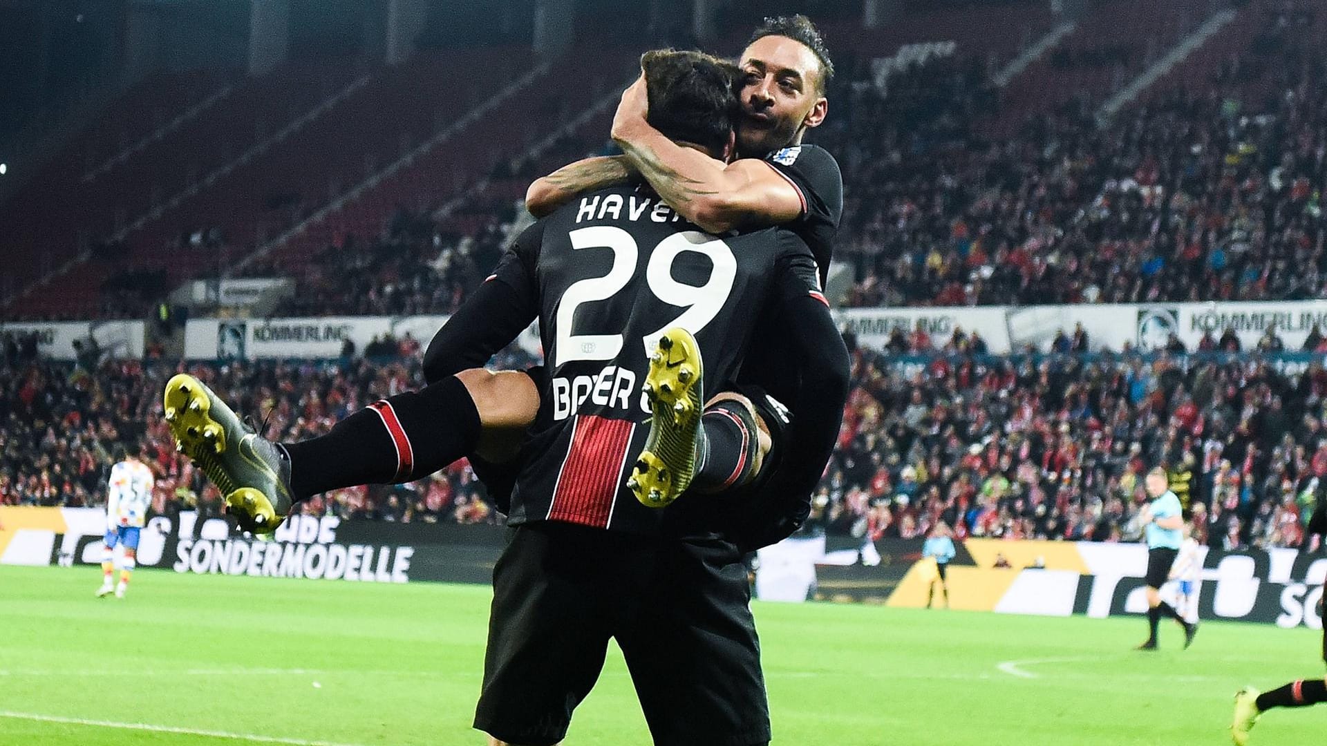 Trafen für Bayer: die Leverkusener Kai Havertz und Karim Bellarabi. Trafen für Bayer: die Leverkusener Kai Havertz und Karim Bellarabi.