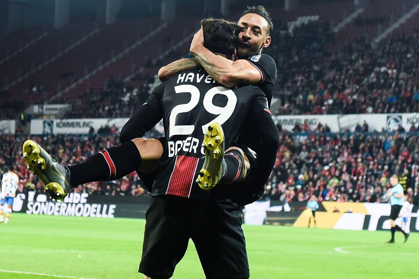 Trafen für Bayer: die Leverkusener Kai Havertz und Karim Bellarabi.