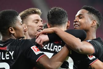Leverkusens Mannschaft jubelt nach dem Tor zum 4:1 durch Karim Bellarabi (2.
