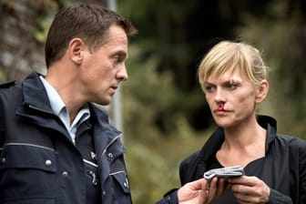 Polizist Tom Petersen (Johannnes Zirner) und LKA-Kommissarin Helen Dorn (Anna Loos) in einer Szene des Krimis "Nach dem Sturm".