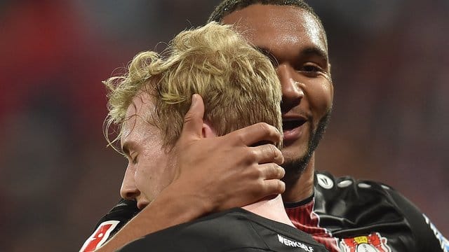 Julian Brandt (l) wird nach seinem Treffer zum zwischenzeitlichen 3:1 von Jonathan Tah beglückwünscht.