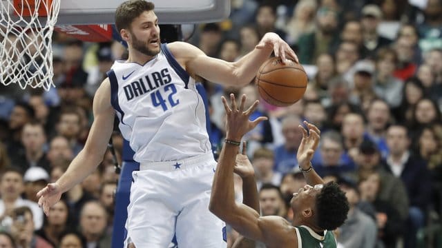 Maximilian Kleber (l) blockt Giannis Antetokounmpo von den Milwaukee Bucks. Maximilian Kleber (l) blockt Giannis Antetokounmpo von den Milwaukee Bucks.