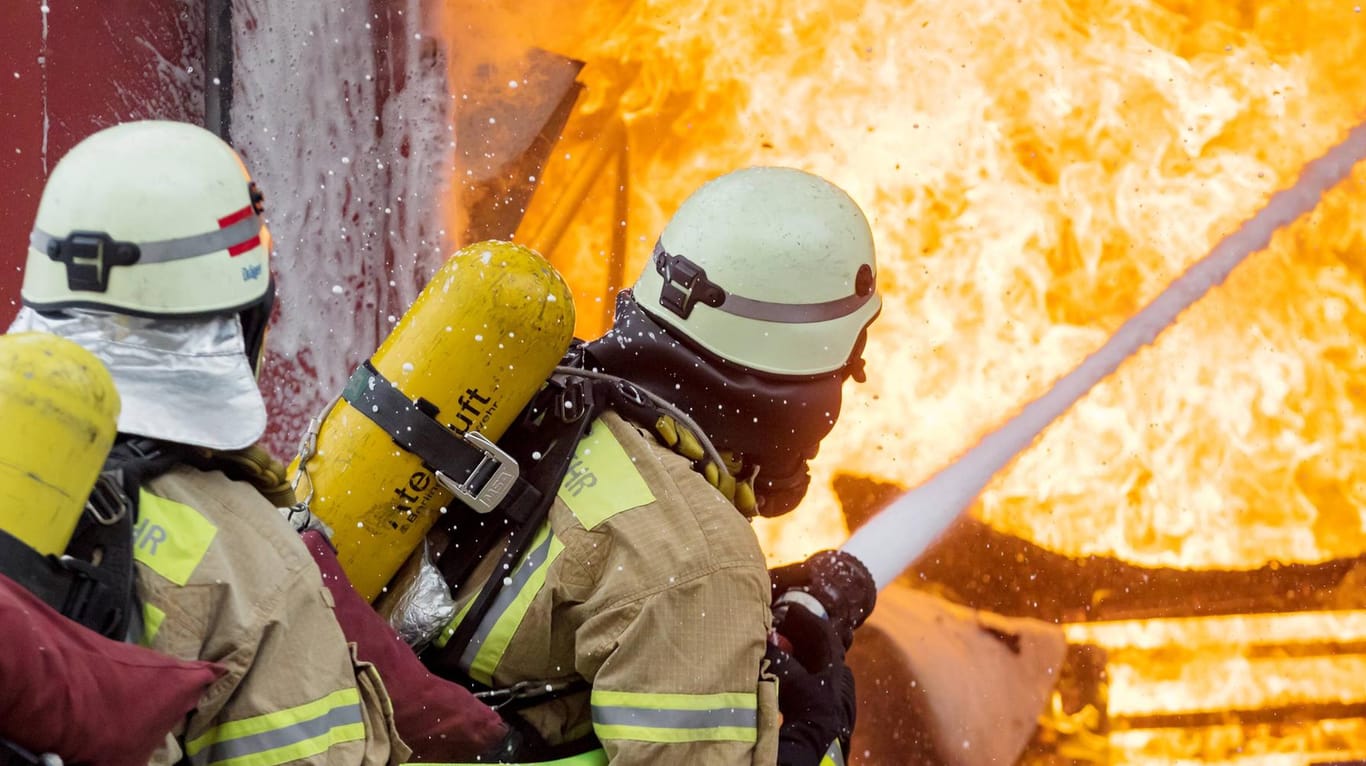 Einsatzkräfte der Feuerwehr beim Ablöschen eines Brandes: Am Montag wollen viele Berufsfeuerwehren über ihre Einsätze informieren.