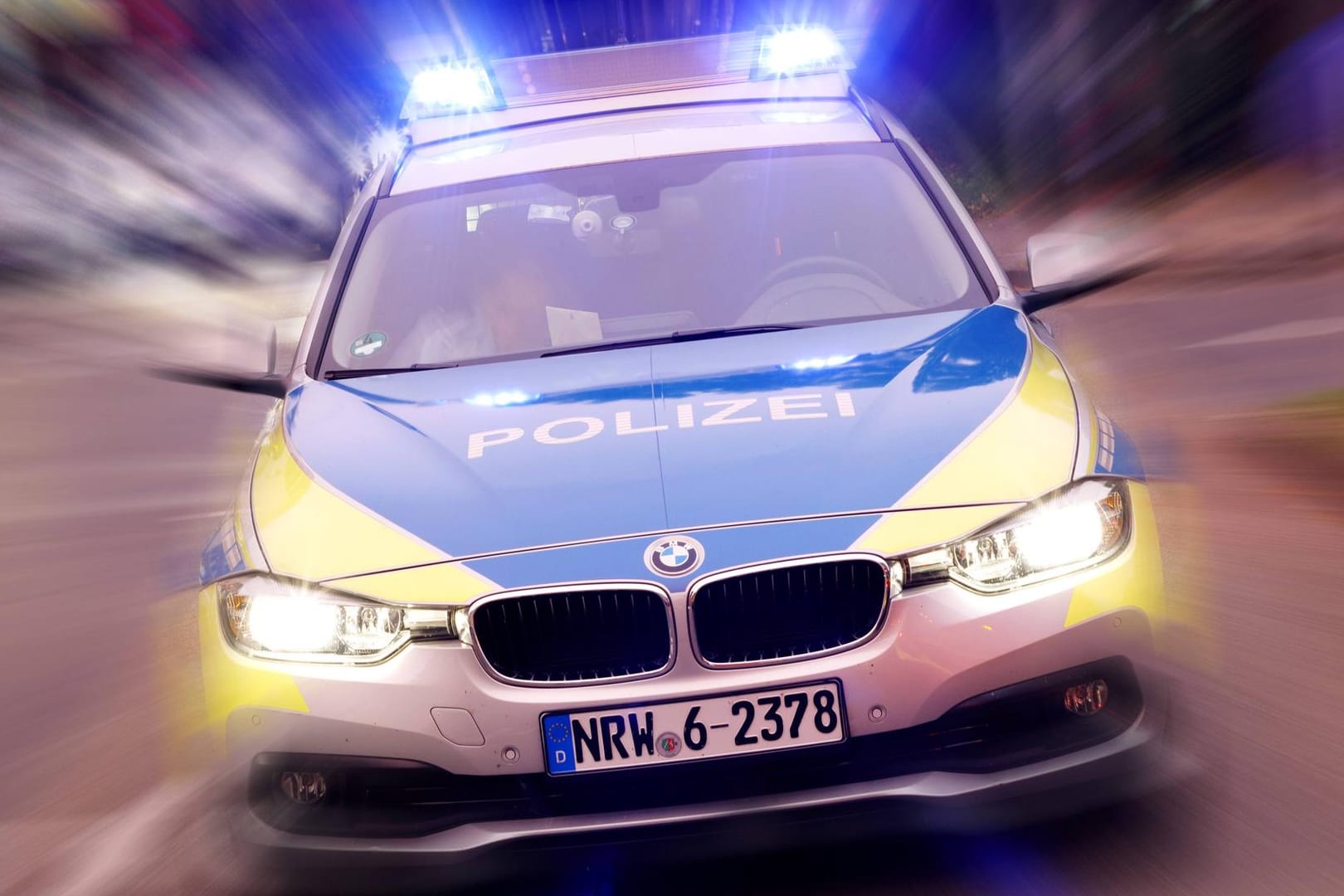 Polizeiwagen im Einsatz (Symbolbild): Eigentlich hatte es der Räuber auf die Einnahmen des Kinos abgesehen.