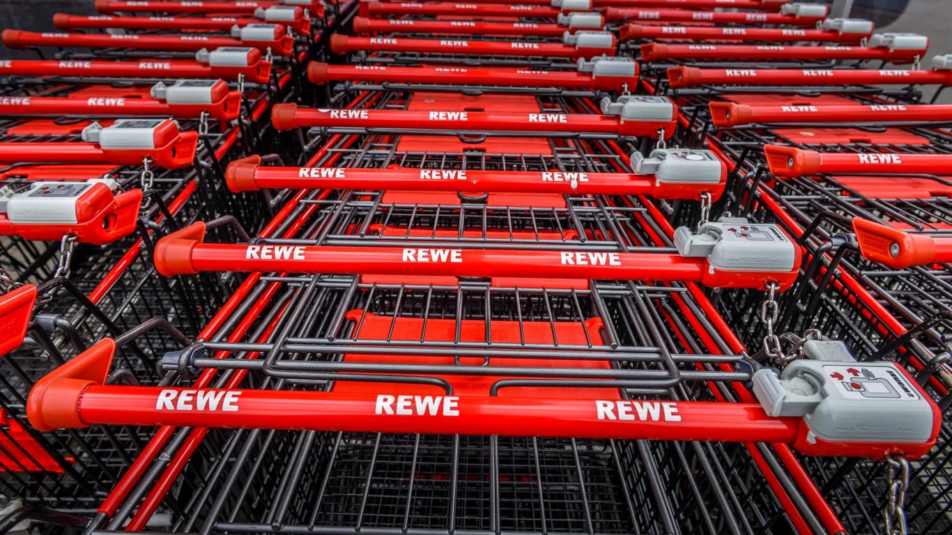Einkaufswagen von Rewe: In einem Rewe-Markt in Oberbayern sollen Metallteile in Leberkäse entdeckt worden sein.