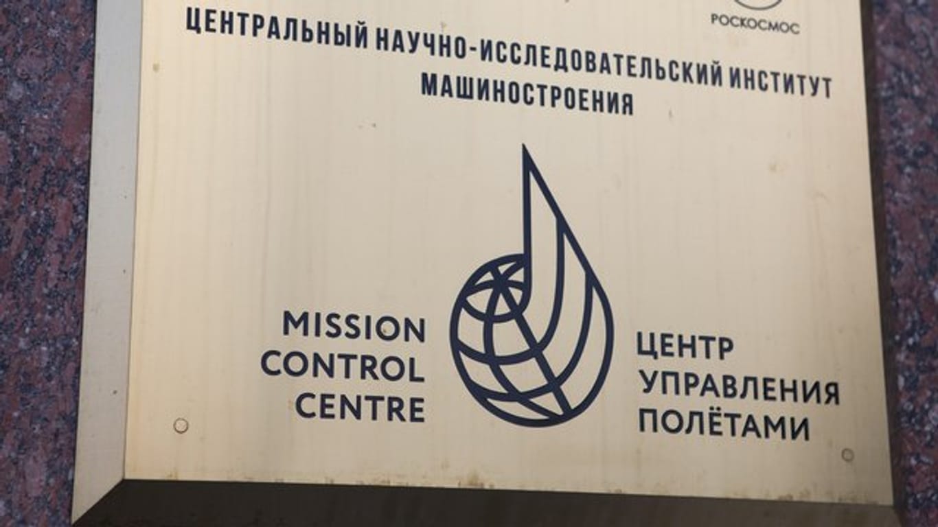 Das Schild der Flugleitzentrale der Weltraumbehörde der Russischen Föderation Roskosmos.