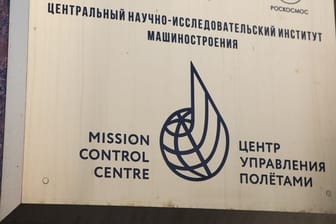 Das Schild der Flugleitzentrale der Weltraumbehörde der Russischen Föderation Roskosmos.