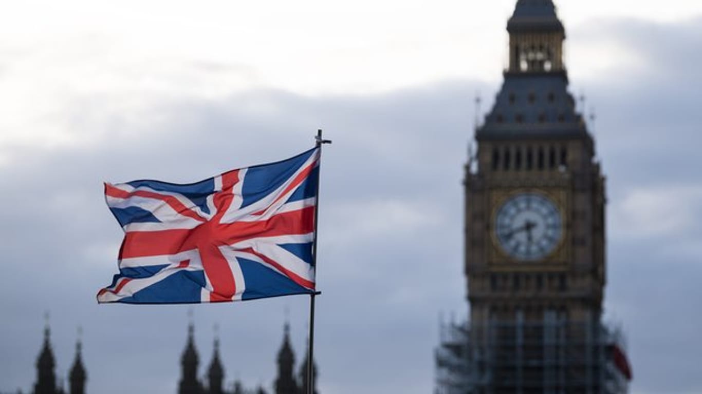 Die Fahne des Vereinigten Königreichs vor dem Big Ben in London.