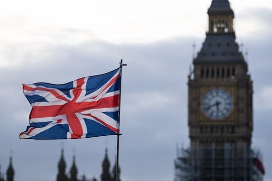 Die Fahne des Vereinigten Königreichs vor dem Big Ben in London.