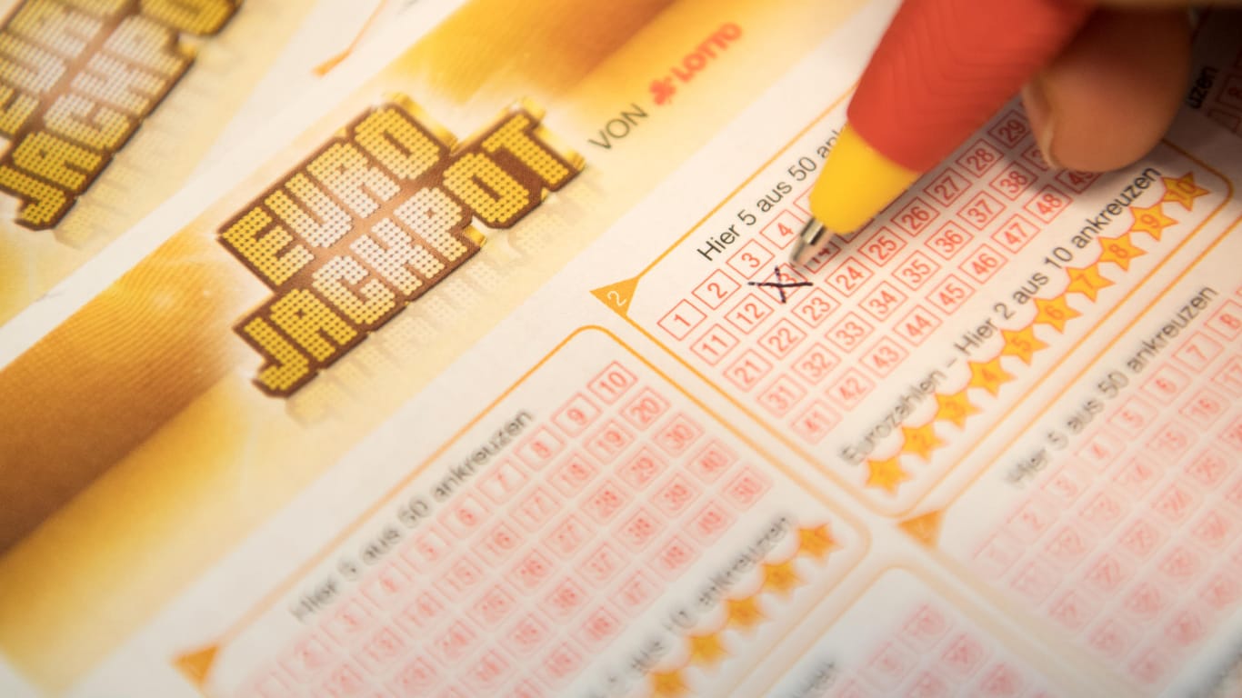 Eine Kundin füllt einen Eurojackpot-Lotterie-Schein aus (Symbolbild): Für den Rekordgewinn hatte der Südpfälzer lediglich 16,25 Euro eingesetzt.