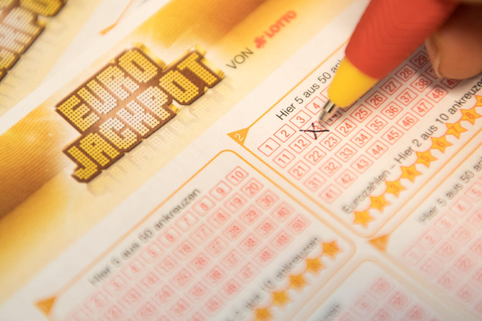 Eine Kundin füllt einen Eurojackpot-Lotterie-Schein aus (Symbolbild): Für den Rekordgewinn hatte der Südpfälzer lediglich 16,25 Euro eingesetzt.