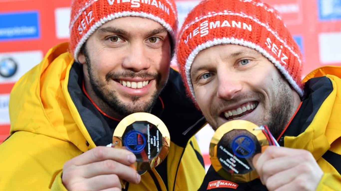 Tobias Wendl (l) und Tobias Arlt (r) zeigen ihre Goldmedaillen.