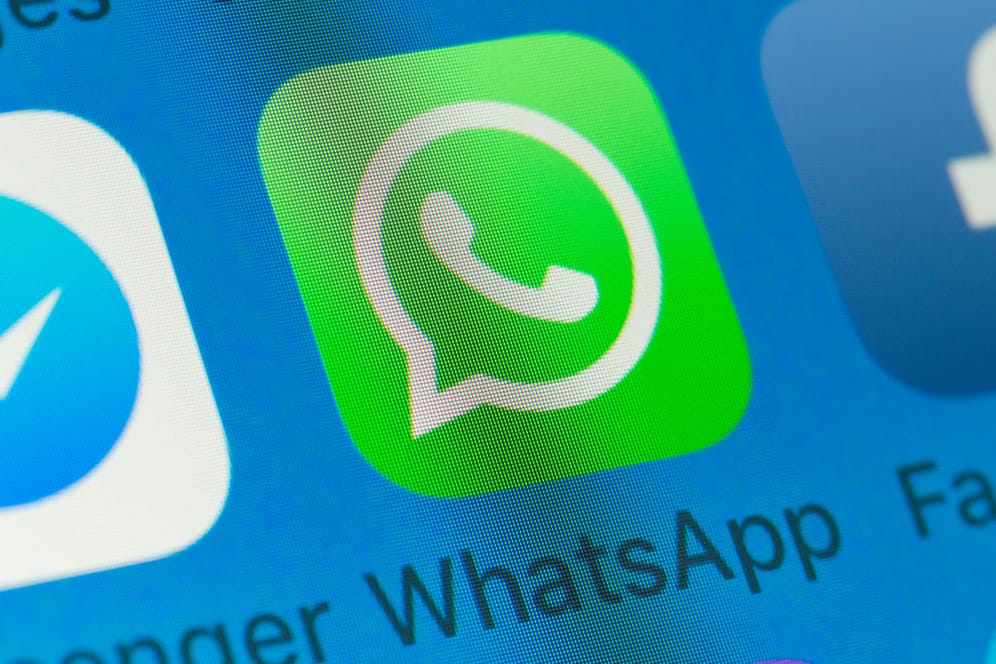 Das WhatsApp-Symbol auf einem Smartphone: Unbekannte versuchen mithilfe von Kettenbriefen, an Daten von Nutzern zu kommen.
