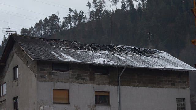 Blick auf das ausgebrannte Dachgeschoss des Mehrfamilienhauses im rheinland-pfälzischen Lambrecht. Blick auf das ausgebrannte Dachgeschoss des Mehrfamilienhauses im rheinland-pfälzischen Lambrecht.