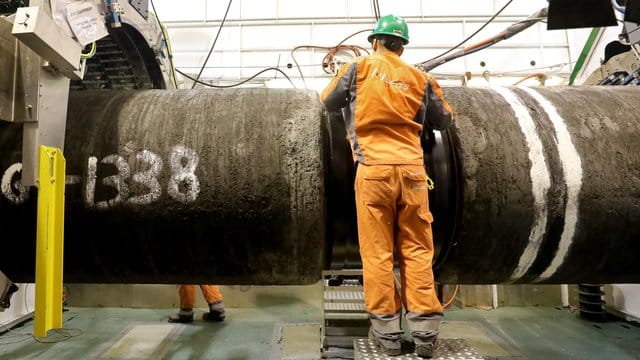 An Bord eines Verlegeschiffes werden Rohre für die Gaspipeline Nord Stream 2 verschweißt. An Bord eines Verlegeschiffes werden Rohre für die Gaspipeline Nord Stream 2 verschweißt.