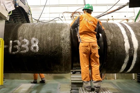 An Bord eines Verlegeschiffes werden Rohre für die Gaspipeline Nord Stream 2 verschweißt.