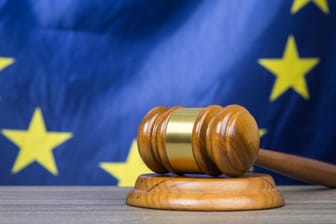 Ein Richterhammer mit der Flagge der Europäischen Union im Hintergrund (Symbolbild): Die EU-Staaten einigen sich auf die umstrittene Urheberrechtsreform.