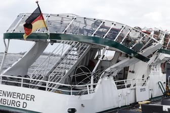 Die Elbfähre Finkenwerder liegt stark beschädigt am Anleger Blankenese: Das Containerschiff fuhr nach dem Crash zunächst weiter.
