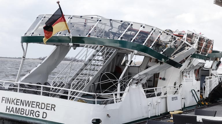 Die Elbfähre Finkenwerder liegt stark beschädigt am Anleger Blankenese: Das Containerschiff fuhr nach dem Crash zunächst weiter.