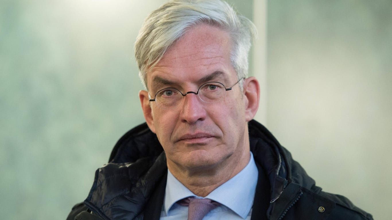 Ralph Brinkhaus: Der innenpolitische Sprecher der CDU sagte gegenüber der dpa: "Jede dritte Abschiebung scheitert, weil die Betreffenden untergetaucht sind."