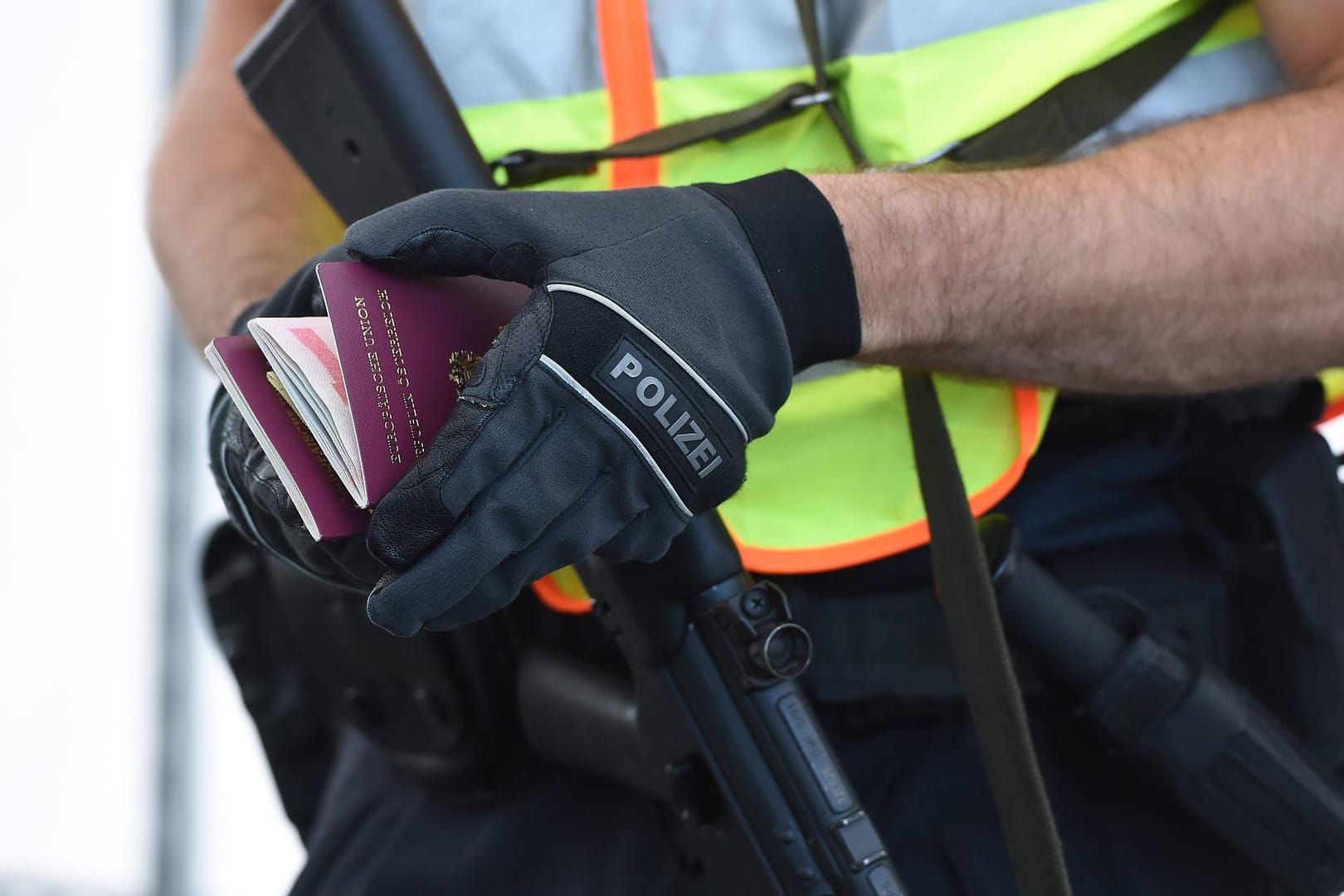 Grenzkontrollen an der deutsch-österreichischen Grenze: Auf t-online.de verlangte der ehemalige CDU-Bundestagsabgeordnete Wolfgang Bosbach von seiner Partei, bei der Migrations-Tagung konkrete Antworten zu liefern.