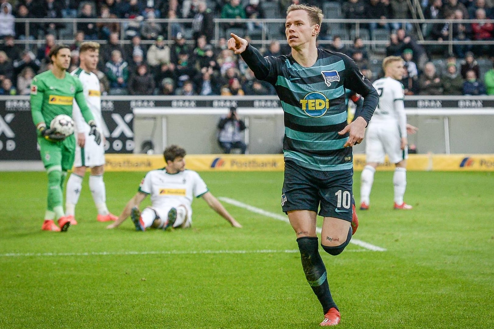 Herthas Duda (r.) jubelt, die Gladbacher (hinten) sind ratlos.