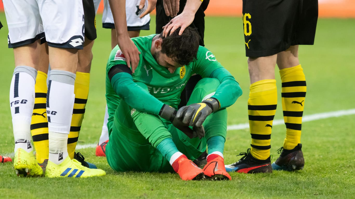 Roman Bürki am Boden: Der BVB-Keeper musste in der Schlussphase dreimal hinter sich greifen.