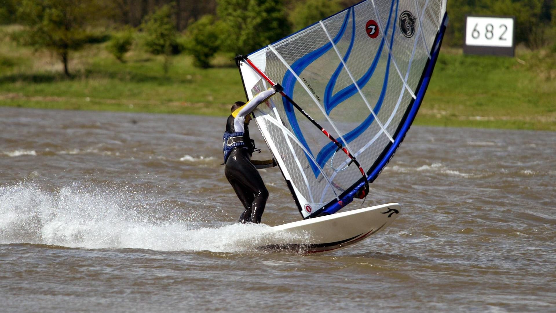 Windsurfer auf dem Rhein (Symbolfoto): Wie der Mann in Neuss ums Leben gekommen ist, muss nun geklärt werden.