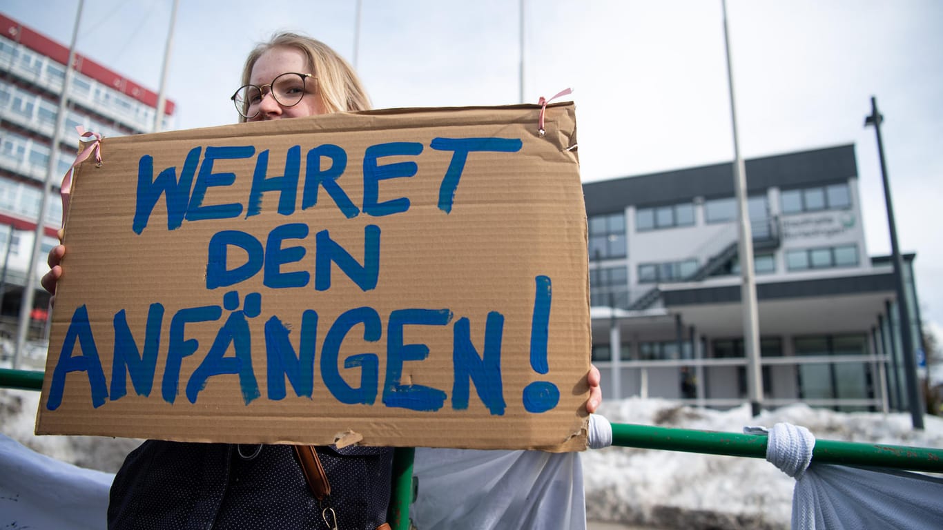 Eine Frau vor der Stadthalle: Ein paar Dutzend Menschen demonstrieren in Burladingen gegen die AfD.