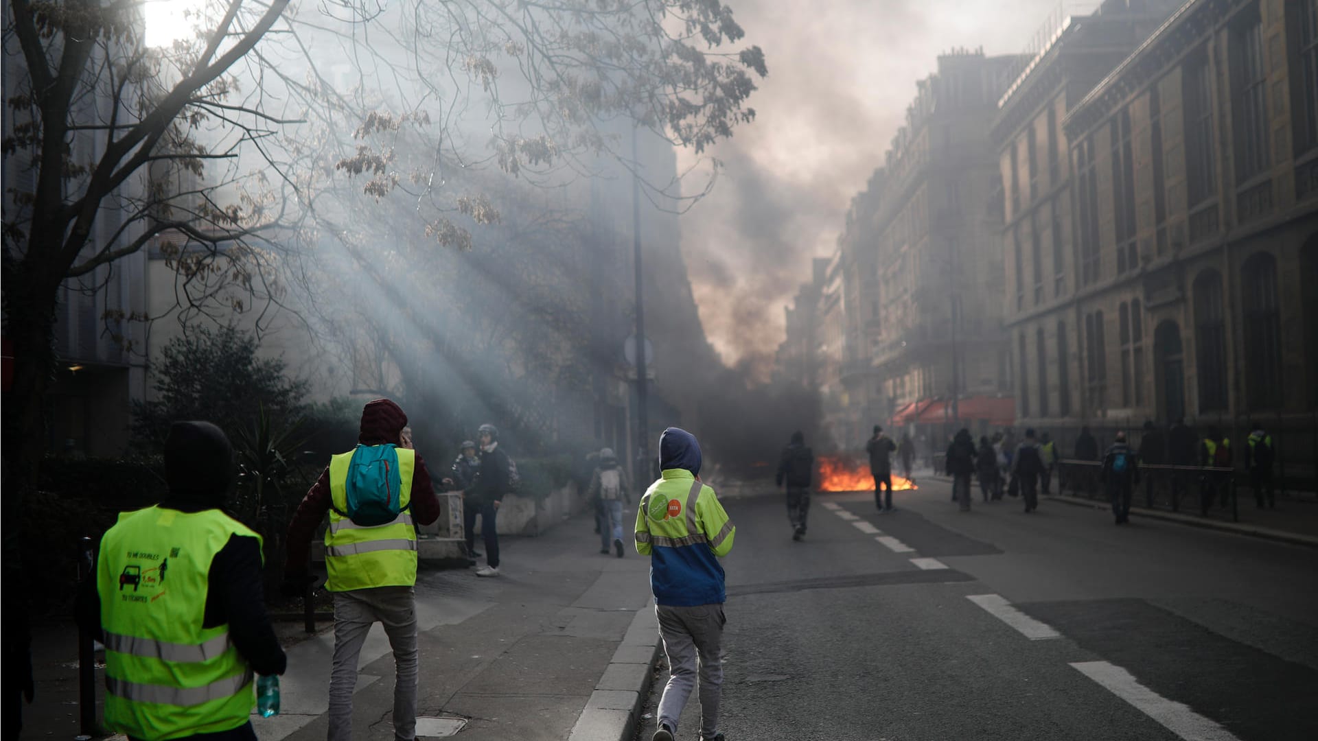 "Gelbwesten"-Demonstranten gehen auf eine brennende Barrikade zu: Einige Aktivisten sollen in Paris versucht haben, Zäune am Eingang der Nationalversammlung – dem Unterhaus des französischen Parlaments – zu durchbrechen.