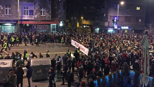 Zehntausende Menschen demonstrieren den zehnten Samstag in Folge gegen Präsident Vucic. Zehntausende Menschen demonstrieren den zehnten Samstag in Folge gegen Präsident Vucic.