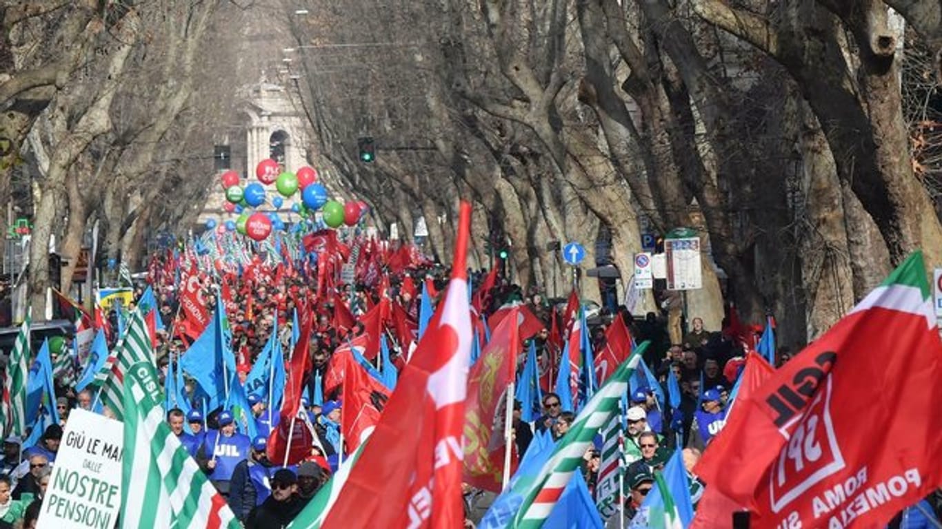 Zehntausende Menschen haben gegen den Kurs der populistischen Regierung in Rom demonstriert.