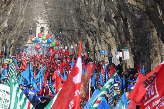Zehntausende Menschen haben gegen den Kurs der populistischen Regierung in Rom demonstriert.