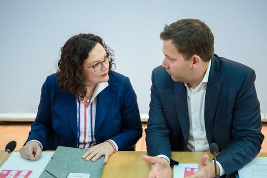 Andrea Nahles und Lars Klingbeil besprechen sich vor Beginn der Klausurtagung.