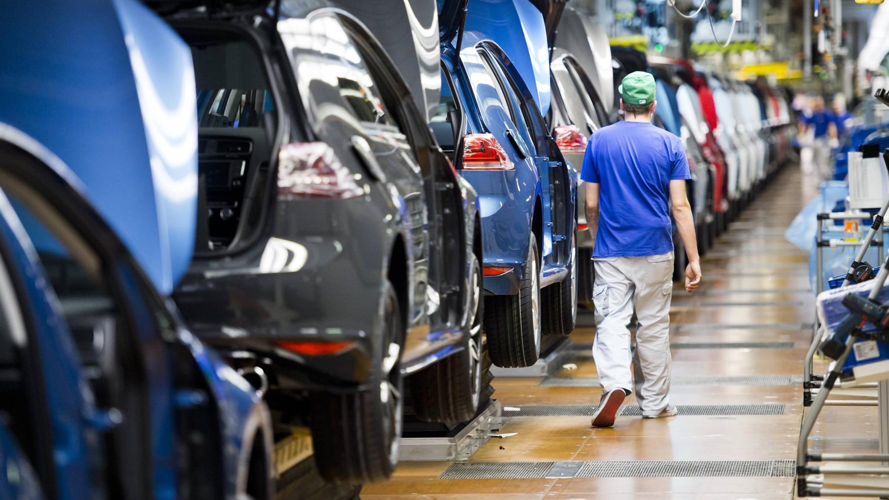 Ein Monteur am Fließband bei VW in Wolfsburg: Eine Studie befürchtet erhebliche Arbeitsplatzverluste in Deutschland.