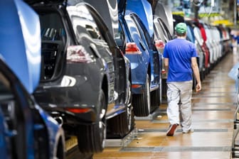 Ein Monteur am Fließband bei VW in Wolfsburg: Eine Studie befürchtet erhebliche Arbeitsplatzverluste in Deutschland.