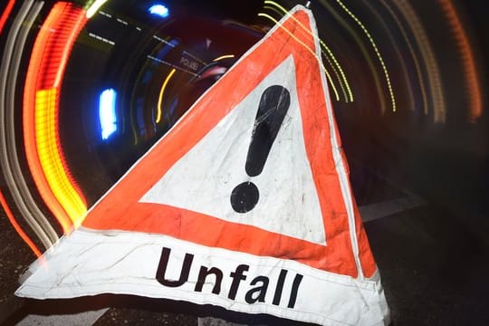 Zu schnell unterwegs: Ein Sportwagenfahrer ist in Essingen bei dem Versuch, einen Lkw zu überholen ums Leben gekommen. (Symbolbild)