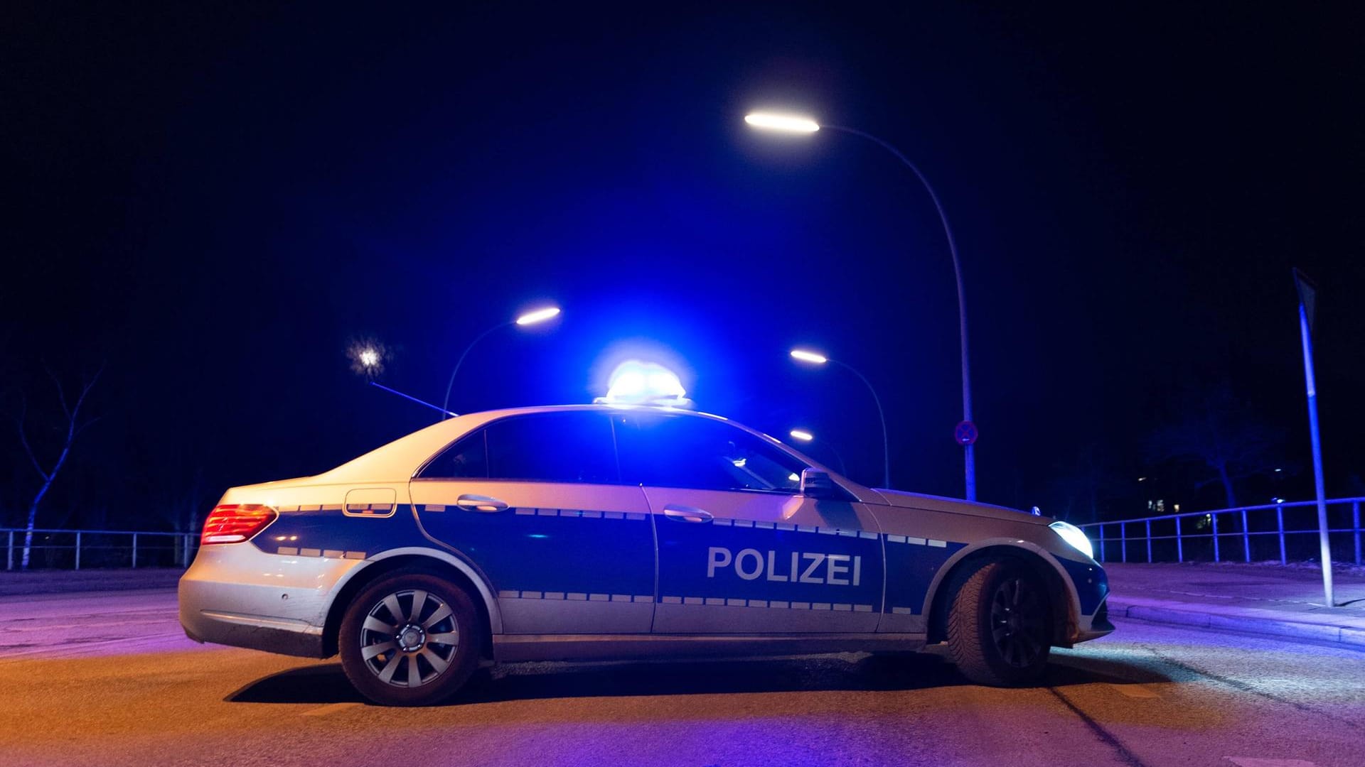 Einsatz auf der A2: 27 Kilometer ist eine betrunkene Falschfahrerin in Nordrhein-Westfalen entgegen der Fahrtrichtung unterwegs gewesen. (Symbolbild)